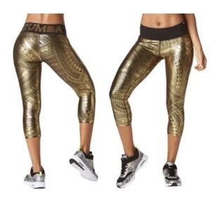 ZUMBA Wear All Night Gold Metallic Pattern Black Capri Leggings-Spicy, Size S